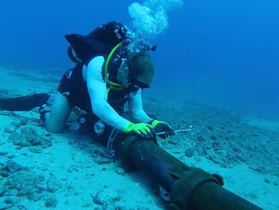 Cáp quang bi?n AAG g?p s? c? s?t ngu?n.